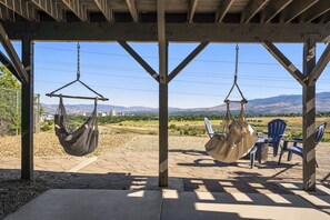 Outdoor dining - Hill House Hot Tub Views & BBQs Close To Downtown (Reno)