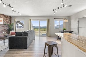 TV, peis, fotballspill og bordtennis