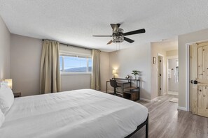 4 bedrooms, desk, iron/ironing board, WiFi - Hill House Hot Tub Views & BBQs Close To Downtown (Reno)