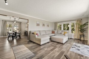 Een televisie, een open haard, tafelvoetbal en een tafeltennistafel