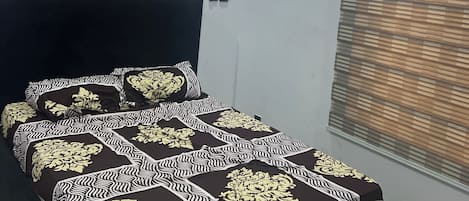 2 habitaciones, tabla de planchar con plancha, wifi y ropa de cama