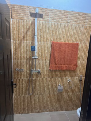 Regadera, toallas, papel de baño 