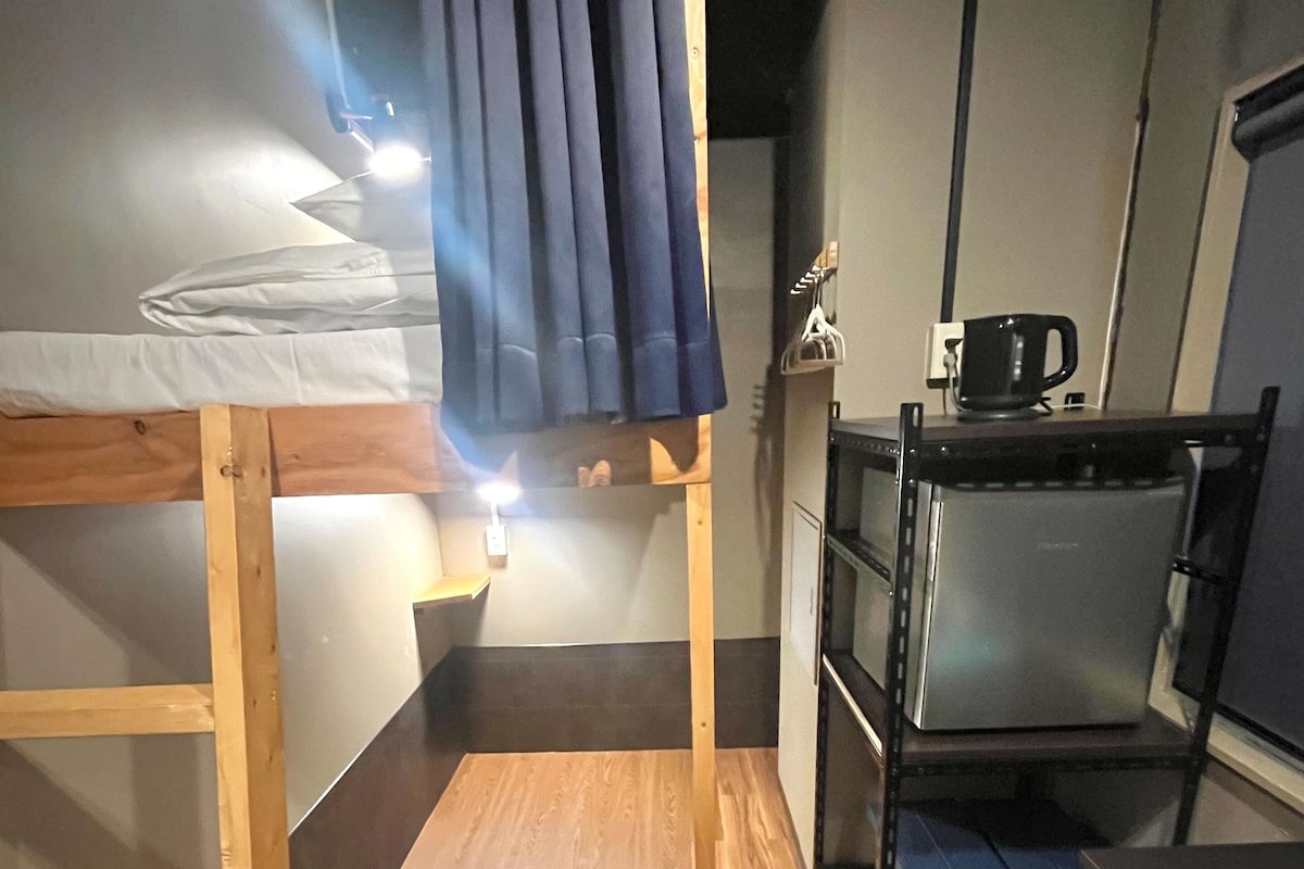 Kamar Single Basic | Tirai kedap cahaya, Wi-Fi gratis, dan didekorasi berbeda-beda