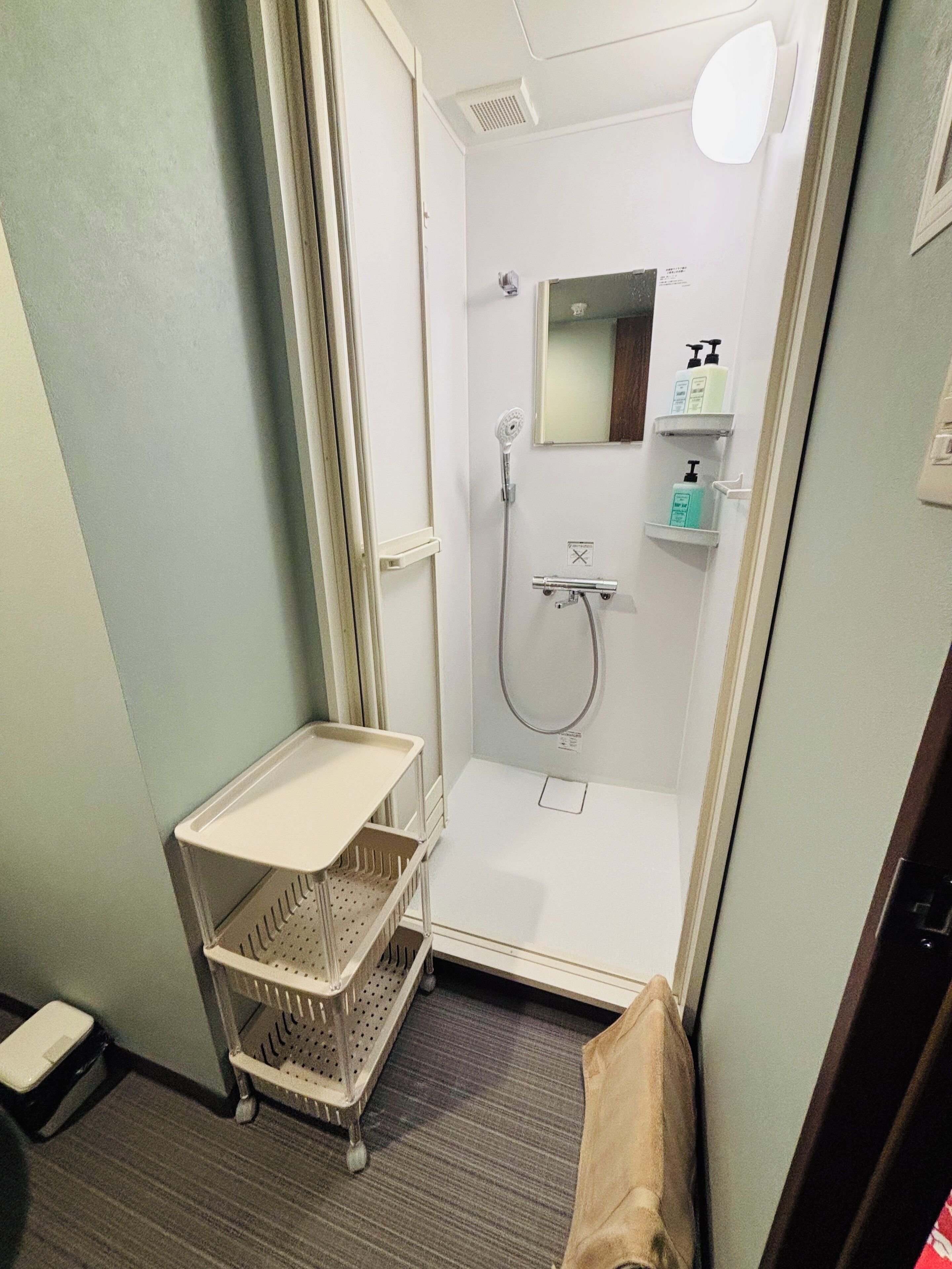 تجهيزات دش، مستلزمات مجانية للعناية الشخصية، مجففات شعر، خف للقدمين