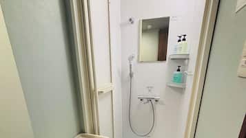 تجهيزات دش، مستلزمات مجانية للعناية الشخصية، مجففات شعر، خف للقدمين