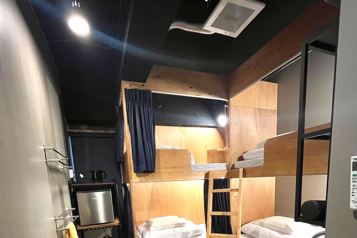 Kamar Quadruple Basic | Tirai kedap cahaya, Wi-Fi gratis, dan didekorasi berbeda-beda