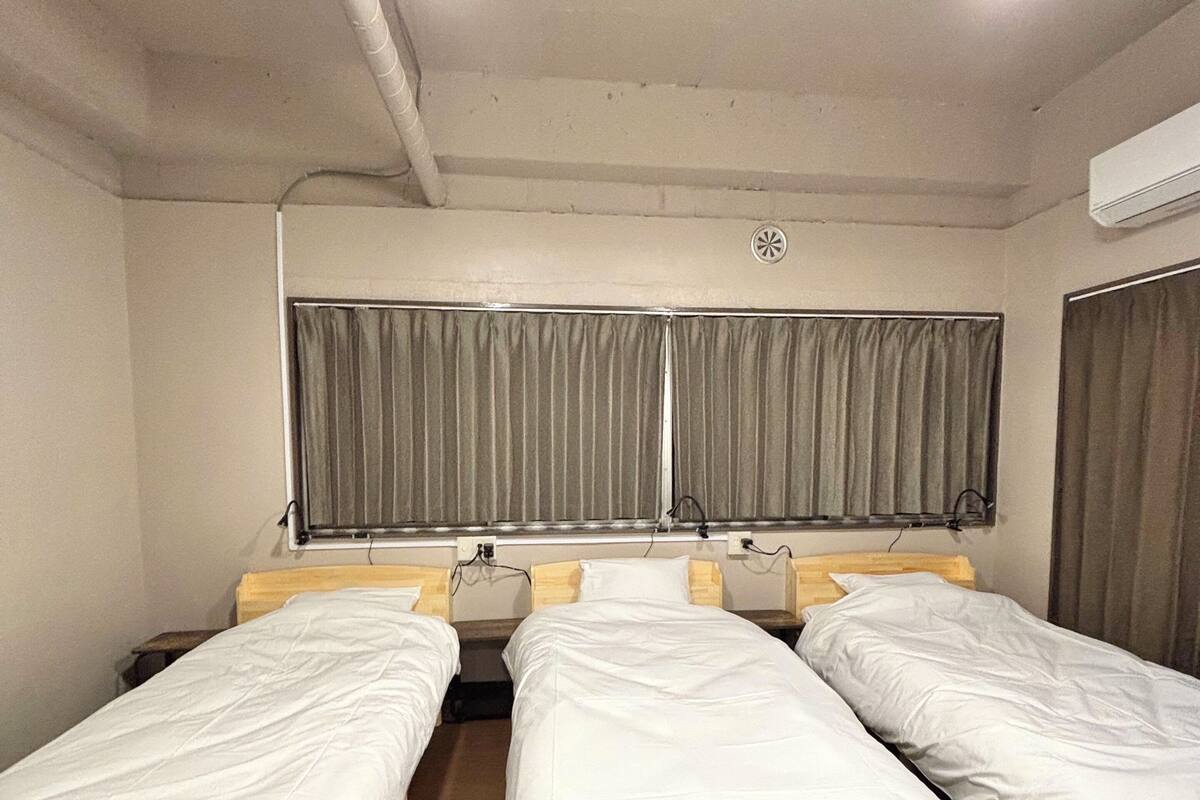 Kamar Triple Superior | Tirai kedap cahaya, Wi-Fi gratis, dan didekorasi berbeda-beda