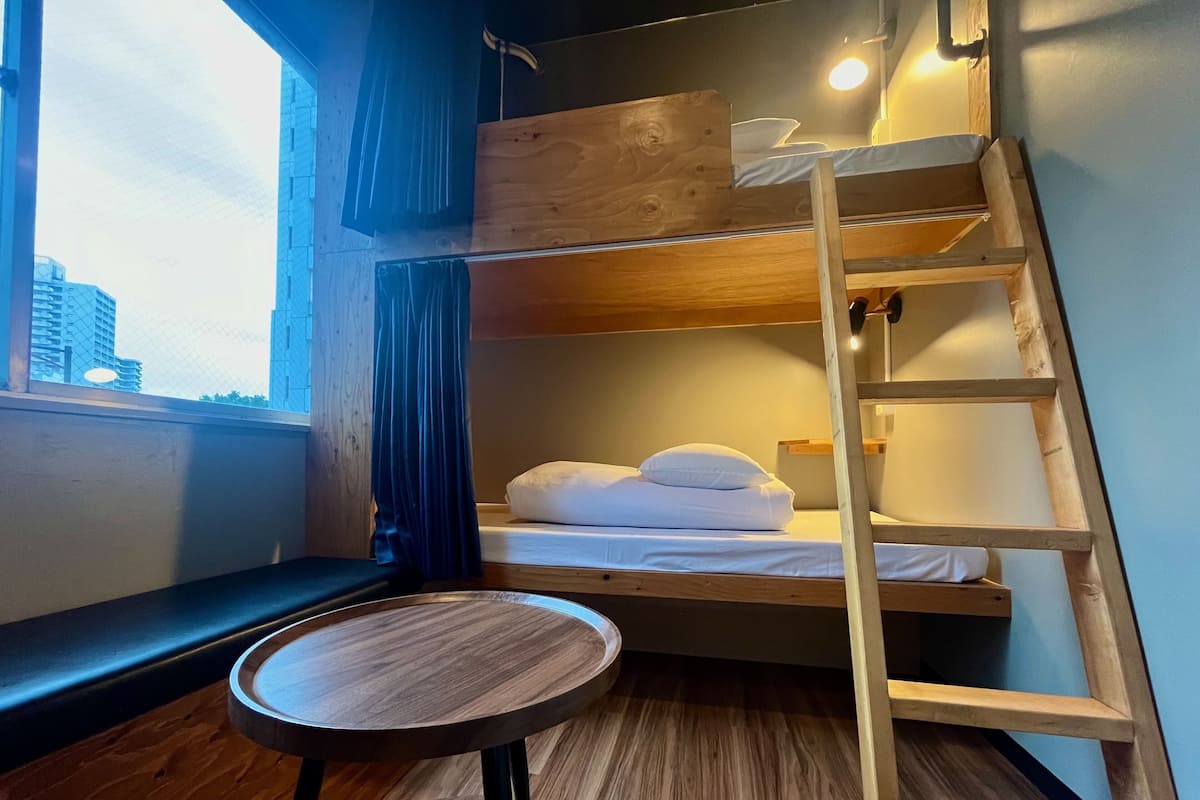 Kamar Twin Basic | Tirai kedap cahaya, Wi-Fi gratis, dan didekorasi berbeda-beda