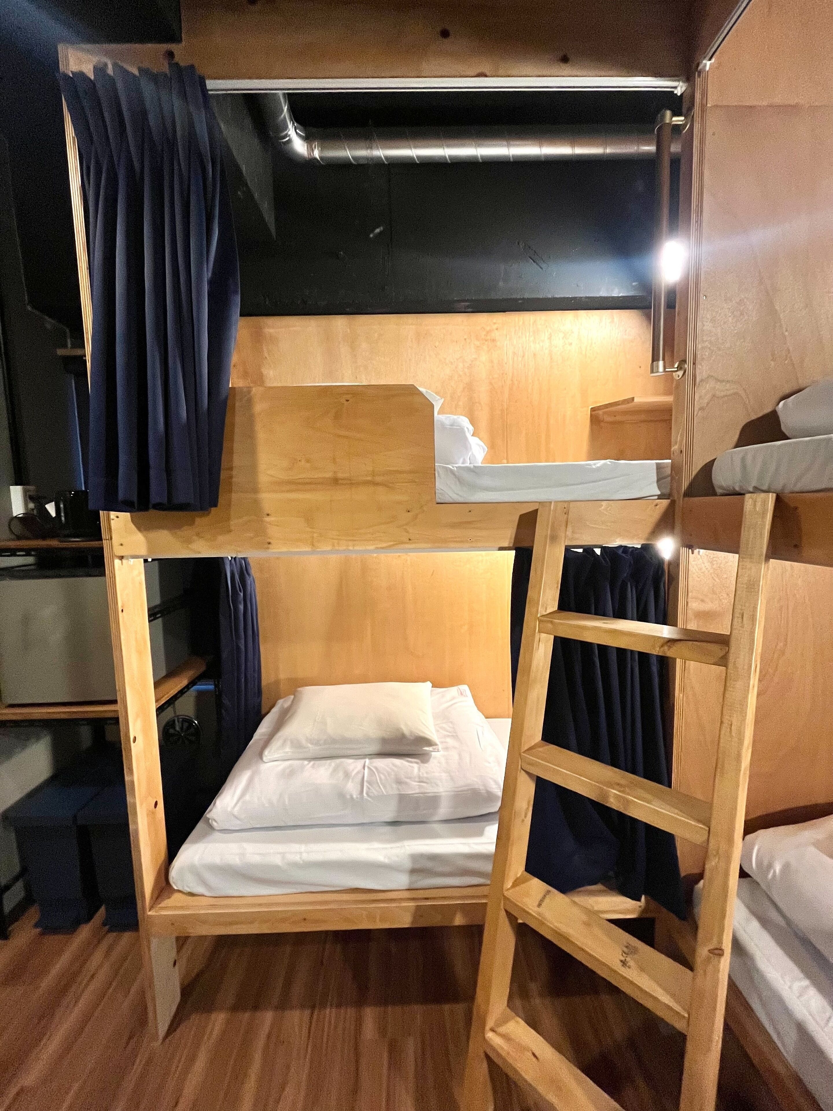 ستائر تعتيم وواي فاي مجانًا وملاءات أسرّة