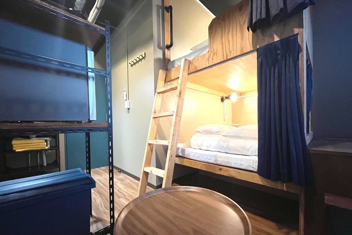 Kamar Quadruple Comfort | Tirai kedap cahaya, Wi-Fi gratis, dan didekorasi berbeda-beda