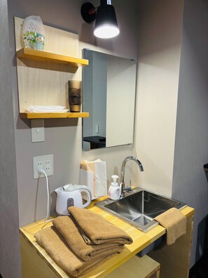 Habitación triple superior | Cortinas blackout, wifi gratis y ropa de cama