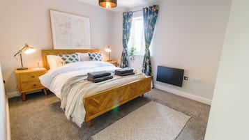 2 bedrooms, desk, iron/ironing board, travel crib
