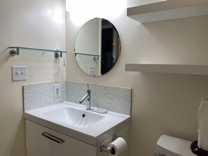Towels, soap, shampoo, toilet paper