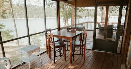 Firefly Cottage - Escape to Serenity: 2-Bedroom Lake-View Retreat