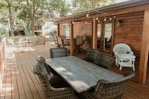 Outdoor dining - Firefly Cottage - Escape to Serenity: 2-Bedroom Lake-View Retreat (Galena)