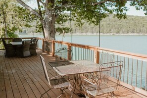 Outdoor dining - Firefly Cottage - Escape to Serenity: 2-Bedroom Lake-View Retreat (Galena)