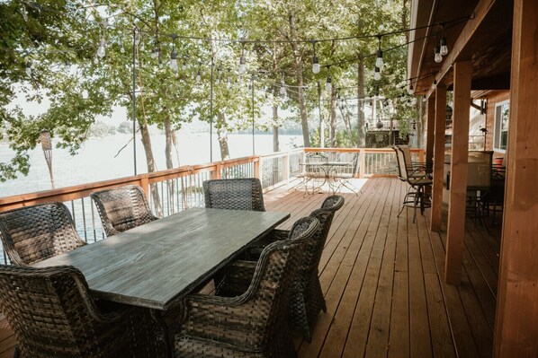 Outdoor dining - Firefly Cottage - Escape to Serenity: 2-Bedroom Lake-View Retreat (Galena)