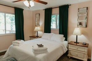 2 Schlafzimmer, Schreibtisch, Reisekinderbett, kostenloses WLAN