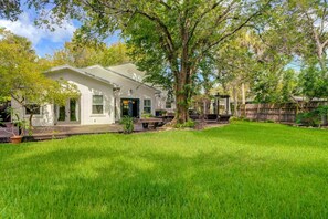 Backyard: your personal haven for relaxation and fun - Villa Solano| Holiday deals, book now! (Downtown St. Augustine)