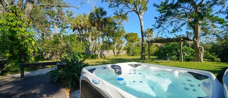 Outdoor spa tub