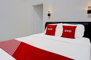 Standard Double Room | Desk, laptop workspace, free WiFi, bed sheets - OYO 91599 Penginapan Mutiara Madiun (Jiwan)