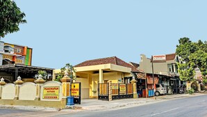 A building with a sign for "PENGINAPAN MUTIARA" and a gated entrance. - OYO 91599 Penginapan Mutiara Madiun (Jiwan)