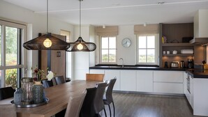 コーヒー / ティーメーカー、冷蔵庫、電子レンジ、オーブン