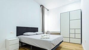 A bedroom with a bed, bedside table, and a wardrobe. -  Bieti Castellon (Castelló de la Plana)