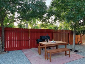 Outdoor dining - Charming studio near UCR, Downtown & plazas (Riverside)