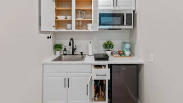 Refrigerador, microondas, parrilla de estufa y cafetera y tetera