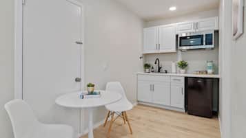 Refrigerador, microondas, parrilla de estufa y cafetera y tetera