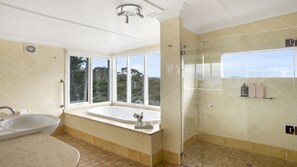 Badewanne, Haartrockner, Handtücher