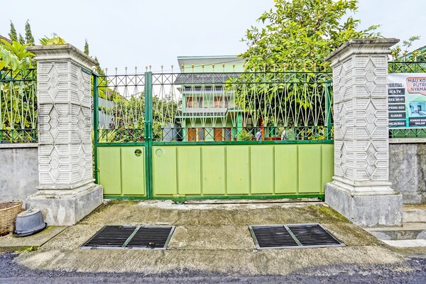 Oyo Life 92043 Kost Barokah Syariah Madiun - Madiun
