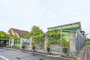 Front of property - OYO Life 92043 Kost Barokah Syariah Madiun (Madiun)