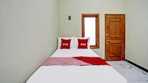 Kamar Double Standar | Meja kerja, ruang kerja ramah laptop, Wi-Fi gratis, dan seprai linen