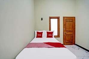 Standard Double Room | Desk, laptop workspace, free WiFi, bed sheets - OYO Life 92043 Kost Barokah Syariah Madiun (Madiun)