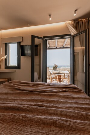Egyptian cotton sheets, premium bedding, down duvets, memory-foam beds - Onym Curated Villas (Naxos)