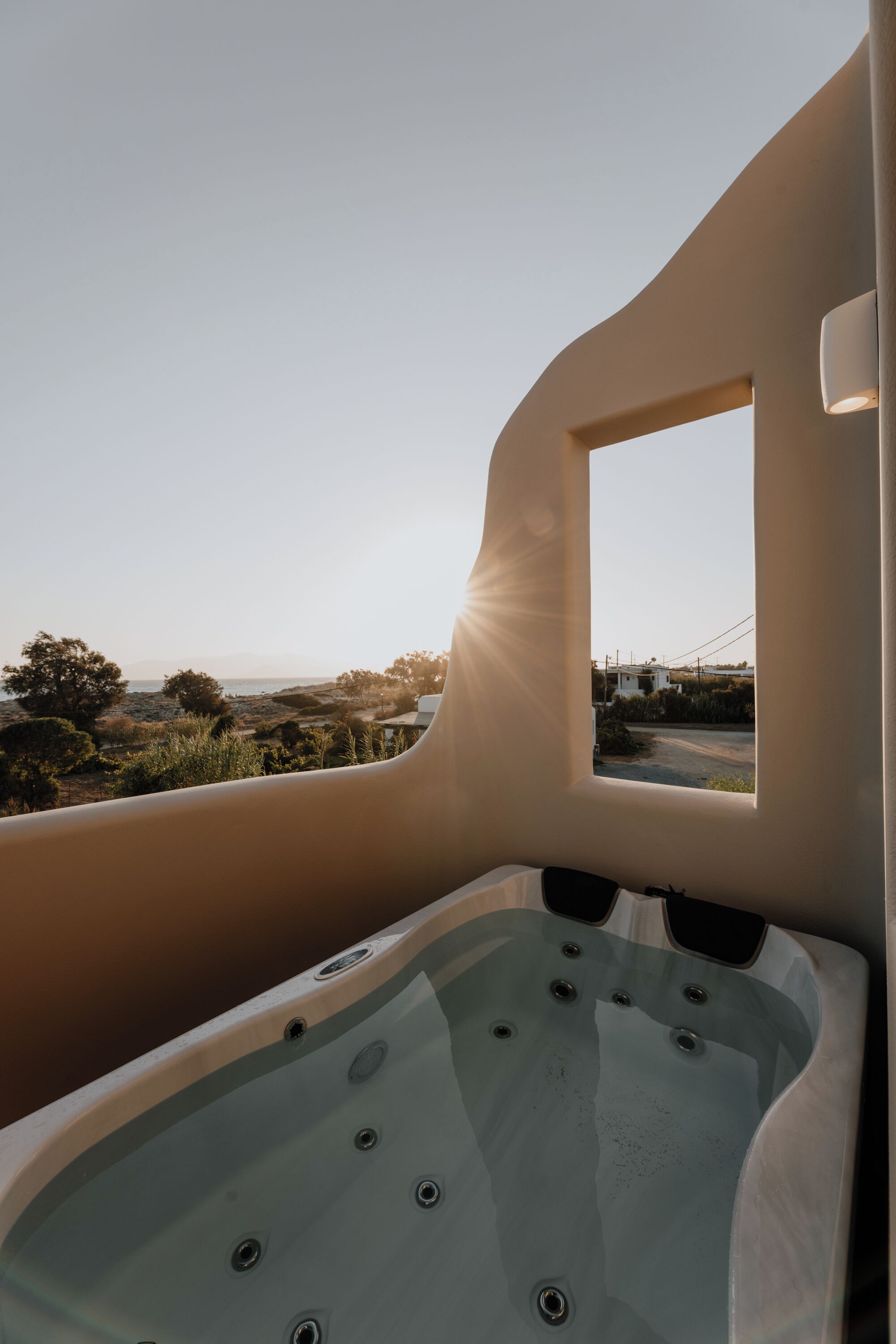 Une salle de bain moderne dotée d’une grande baignoire, d’une fenêtre offrant une vue sur le paysage et d’un design architectural unique.