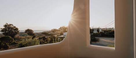 Une salle de bain moderne dotée d’une grande baignoire, d’une fenêtre offrant une vue sur le paysage et d’un design architectural unique.