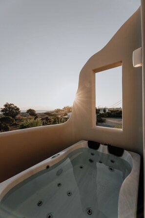 Private spa tub - Onym Curated Villas (Naxos)