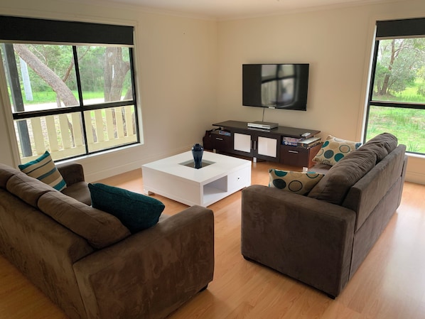 Smart TV - Seaside rural retreat in the comfort of a family size home! (Golden Beach)