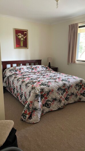 3 bedrooms, iron/ironing board, free WiFi - Seaside rural retreat in the comfort of a family size home! (Golden Beach)