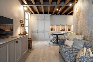 Smart TV, books, stereo