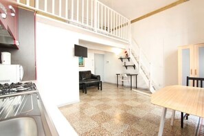 Fridge, microwave, oven, stovetop - Apartment in centre of Florence A2 (Firenze)