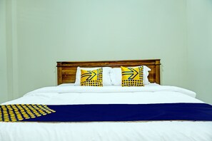 Desk, laptop workspace, bed sheets - SPOT ON 92392 Penginapan Vinccent22 Syariah (Karya Penggawa)