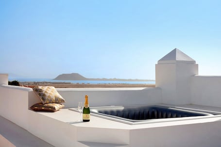 Outdoor spa tub. Holiday Home 'Luxury Ocean View' with Sea View and Shared Pool
