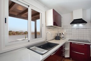 Frigorifero, forno, piano cottura, lavastoviglie