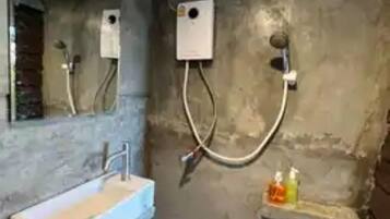 Triangle Cottage | Bathroom | Free toiletries, hair dryer, towels