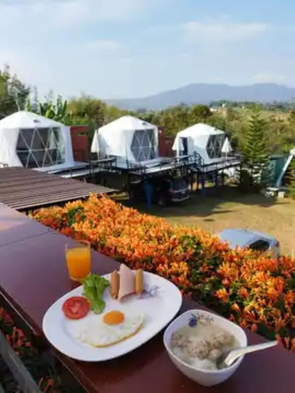 包含每日当地美食早餐