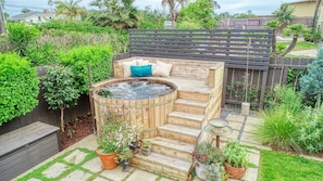 Outdoor spa tub - Hermes Haven Beach House - w/ Hot Tub, Blocks to beach (Encinitas)